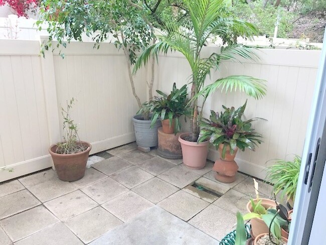 Building Photo - Spacious La Jolla 2BR/1.5BA Townhouse with Garage Parking