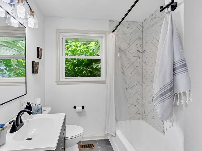 Building Photo - 457 Ewing Ln