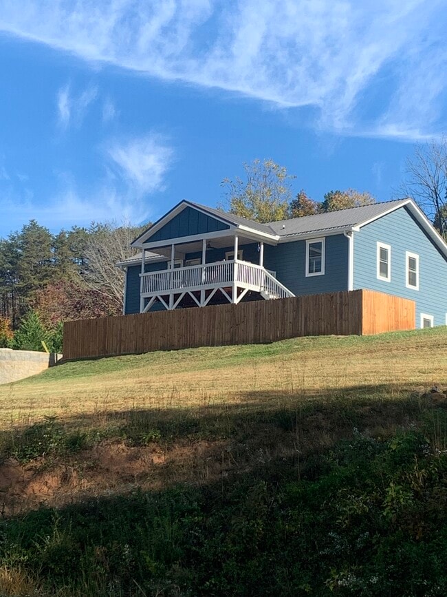 Building Photo - 207 Riverside View Dr