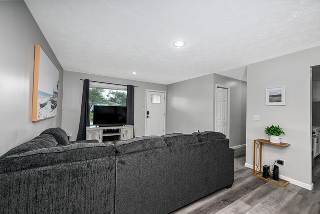 Building Photo - 5962 Kimberly Dr