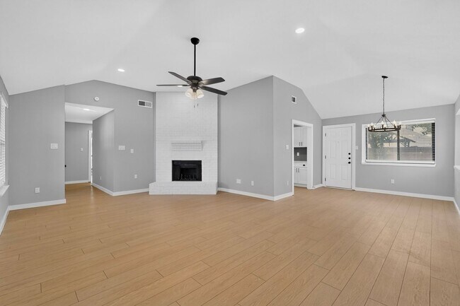 Building Photo - 3701 University Dr