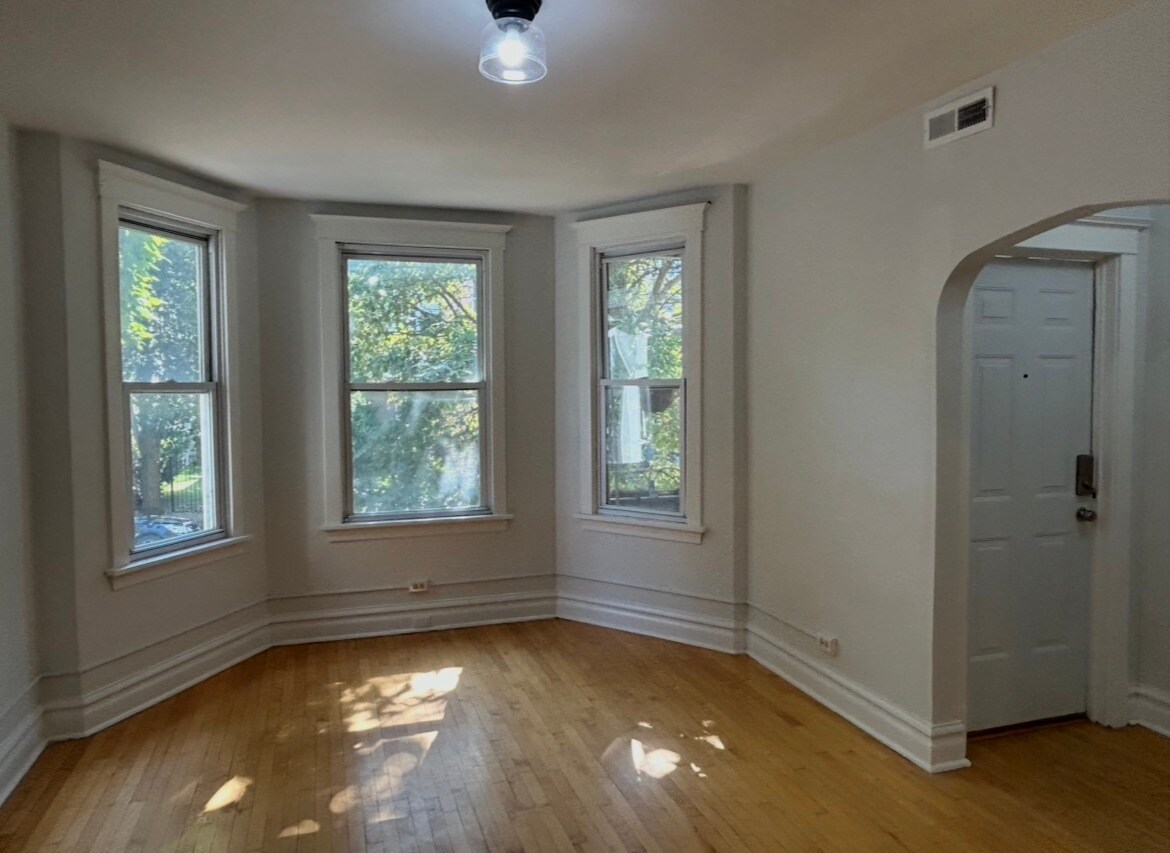 Front Room / Entrance - 1952 W Henderson St
