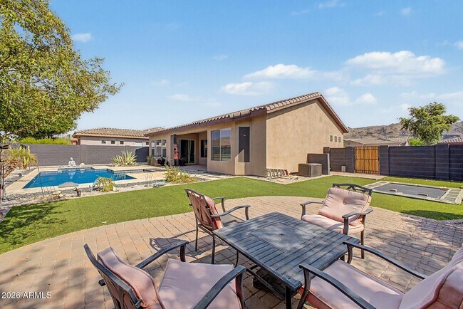 Building Photo - 1902 E Desert Ln