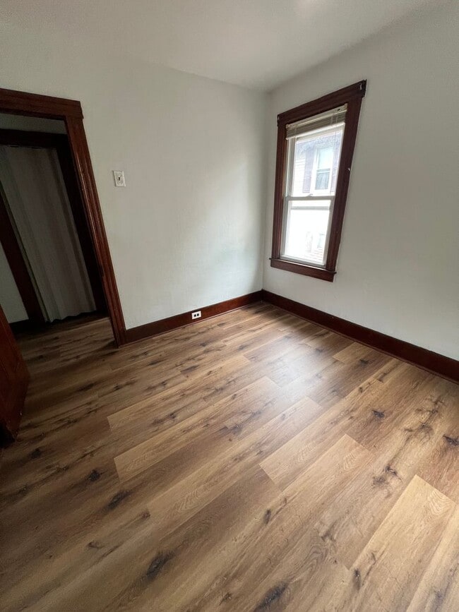 Building Photo - Large Newly Renovated 3 Bed/1 Bath Single ...