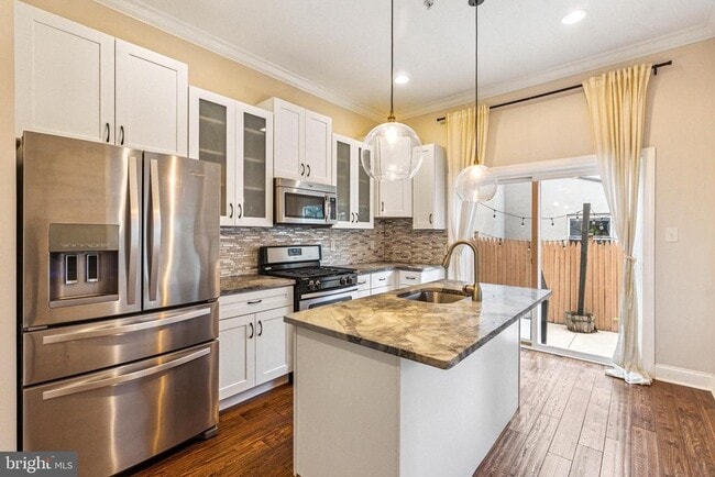 Building Photo - 719 E Thompson St