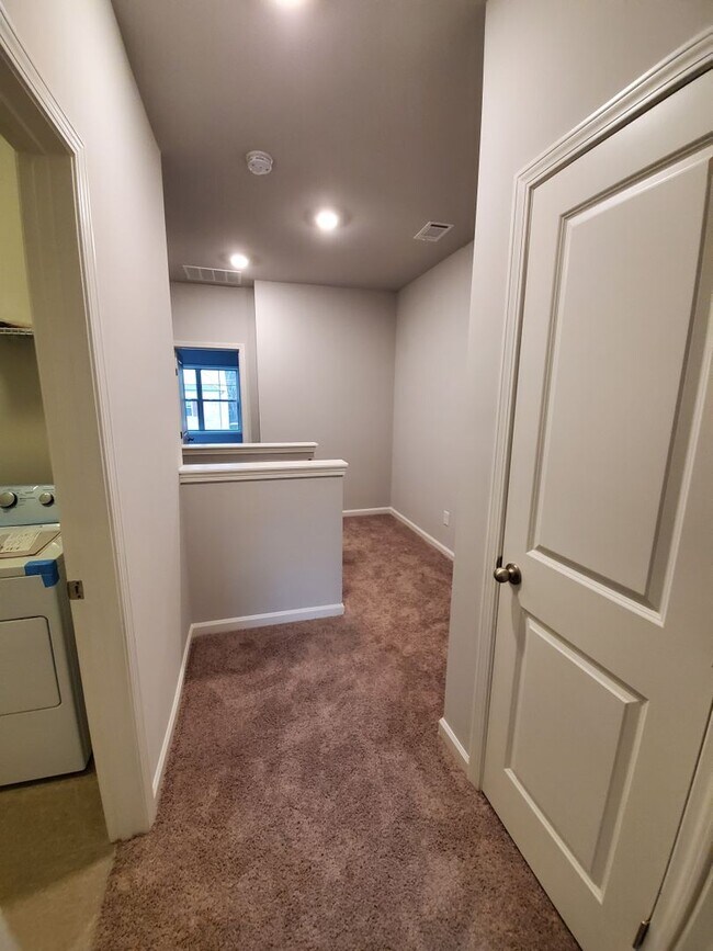 Building Photo - Charming 3-Bedroom Townhome with Stylish F...