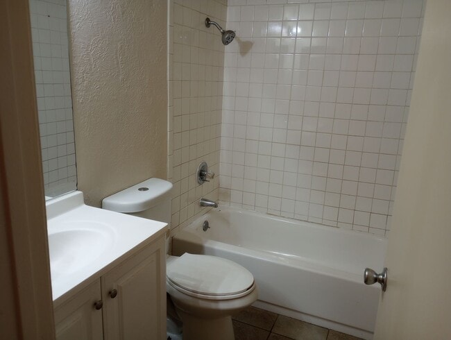 Building Photo - Expo 247 with 2 bed, 1 Bath, 800 SF with AC, and balcony