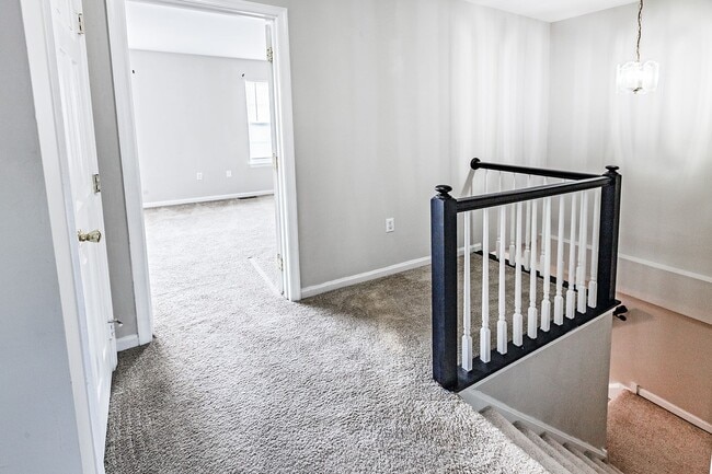 Building Photo - Renovated Townhome in Woodburne