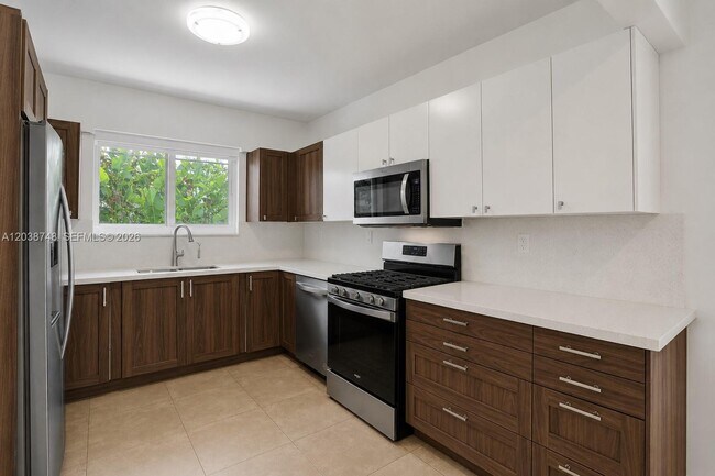 Building Photo - 2025 Alamanda Dr