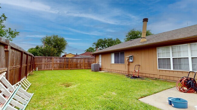 Building Photo - 1022 Manorglen Dr