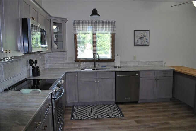 Building Photo - 25 Hathorn Rd