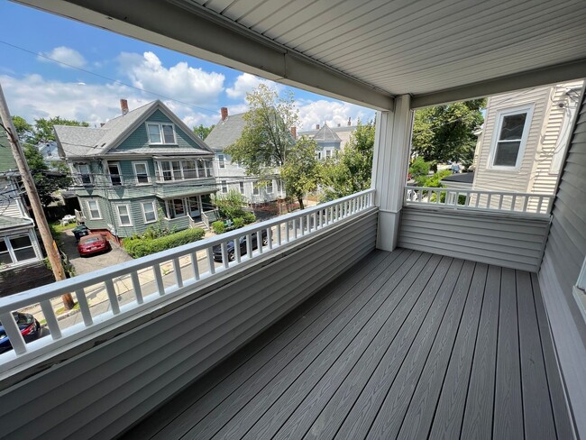 Building Photo - Renovated 4 bed 2 baths in Somerville.... Don't miss out!