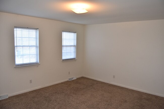 Building Photo - End Row Townhome w/ Garage