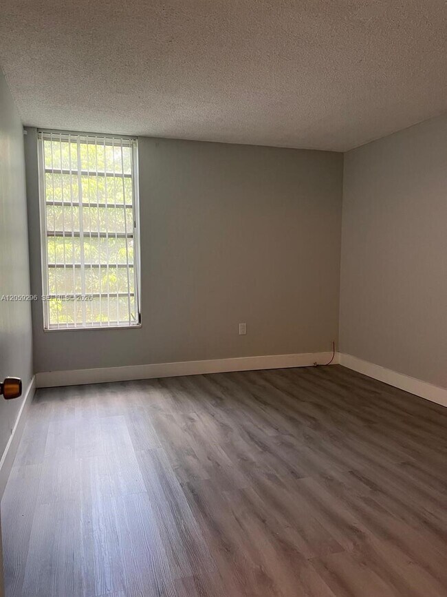 Building Photo - 8870 Fontainebleau Blvd