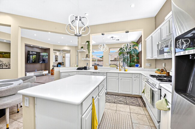 Building Photo - 78804 Platinum Dr