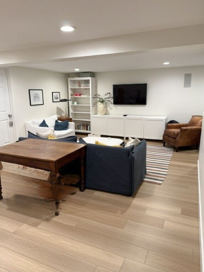 Building Photo - 5Bd/2Ba Seattle House