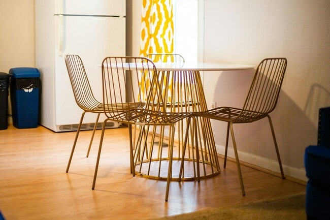 Building Photo - 706 E Stuart St