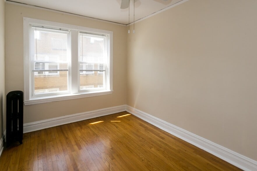 Building Photo - 4824 W Addison St
