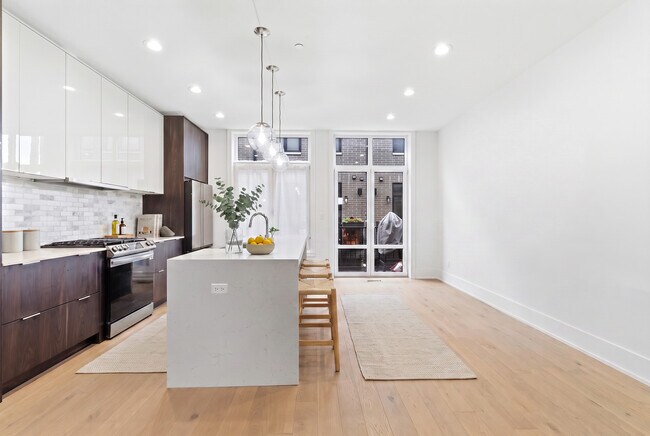 Building Photo - 6227 S Ellis Ave