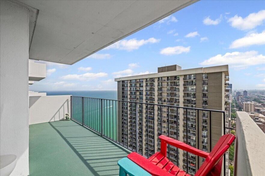 Building Photo - 6033 N Sheridan Rd