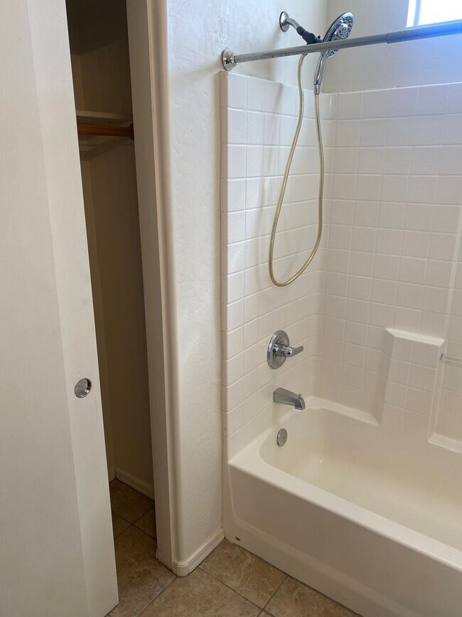 Building Photo - 2 bed, 2.5 bath, 2 car garage Townhome