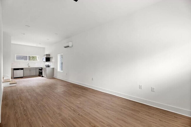 Building Photo - Room in 3 Bedroom Home at State St