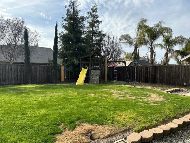 Building Photo - Well maintained home for rent in desirable...