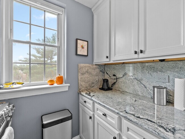 Building Photo - Enjoy Comfortable Arlington Living at Old Glebe Road!