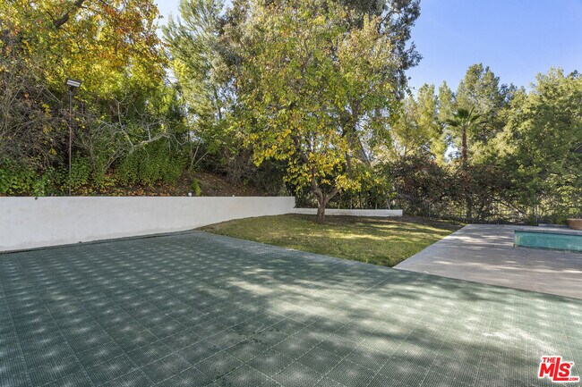 Building Photo - 3217 Hutton Dr
