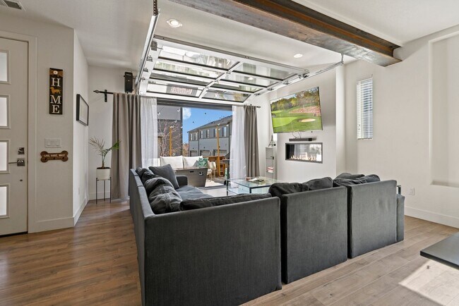 Building Photo - 3 bd/2.5 ba Townhome in Green Mountain Pla...
