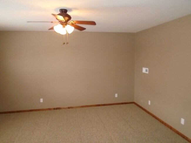 Building Photo - Beautiful Home Great Location