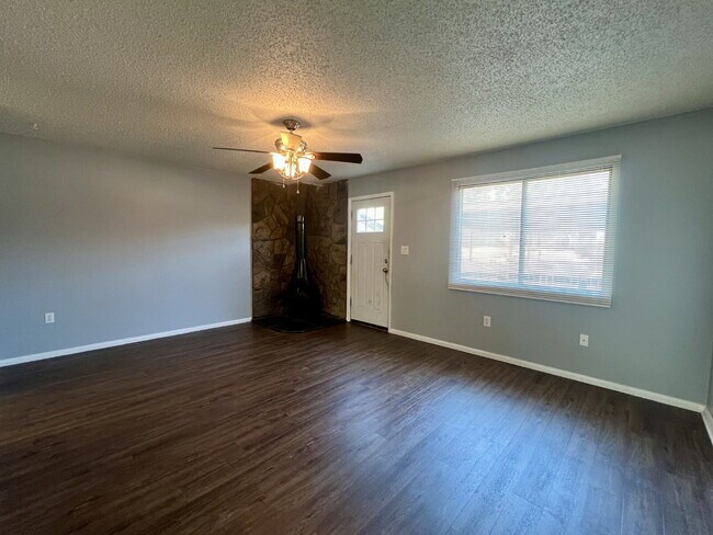 Building Photo - 2567 Rainbow Dr