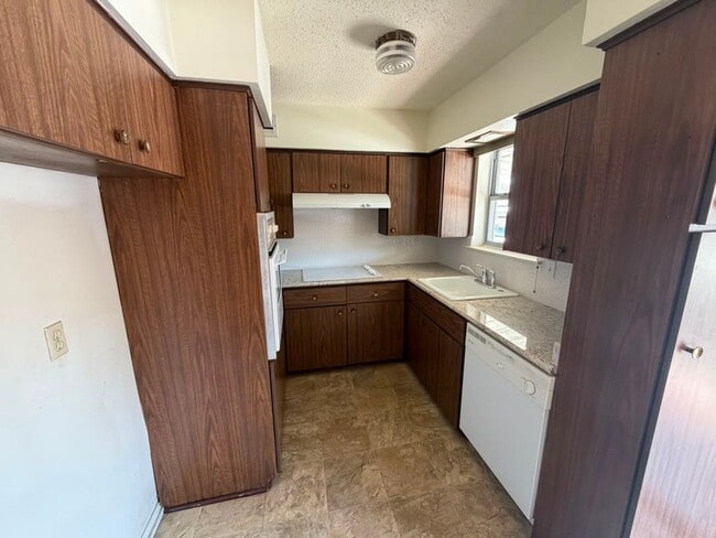 Building Photo - 5819 Sandhurst Ln