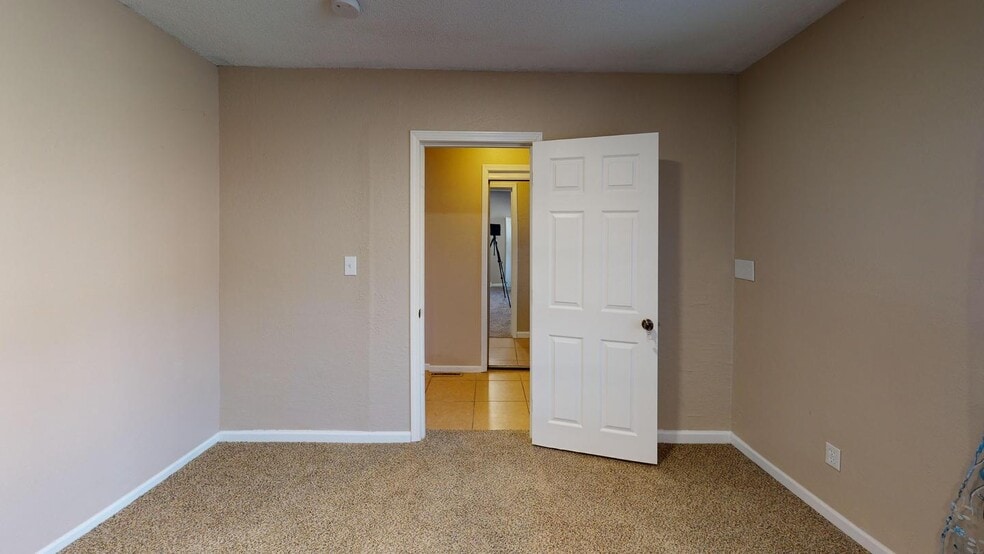 Building Photo - 4809 S Kendall Dr