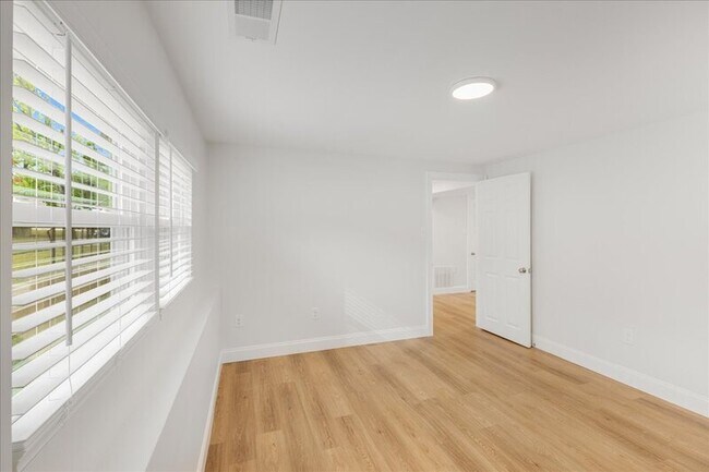Building Photo - 57 Greenvale Rd