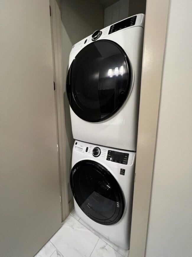 Building Photo - 313 Stillhouse Ln SE