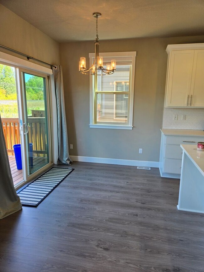 Building Photo - Terrific Orenco Station area 4 BR, 3.5 BA ...