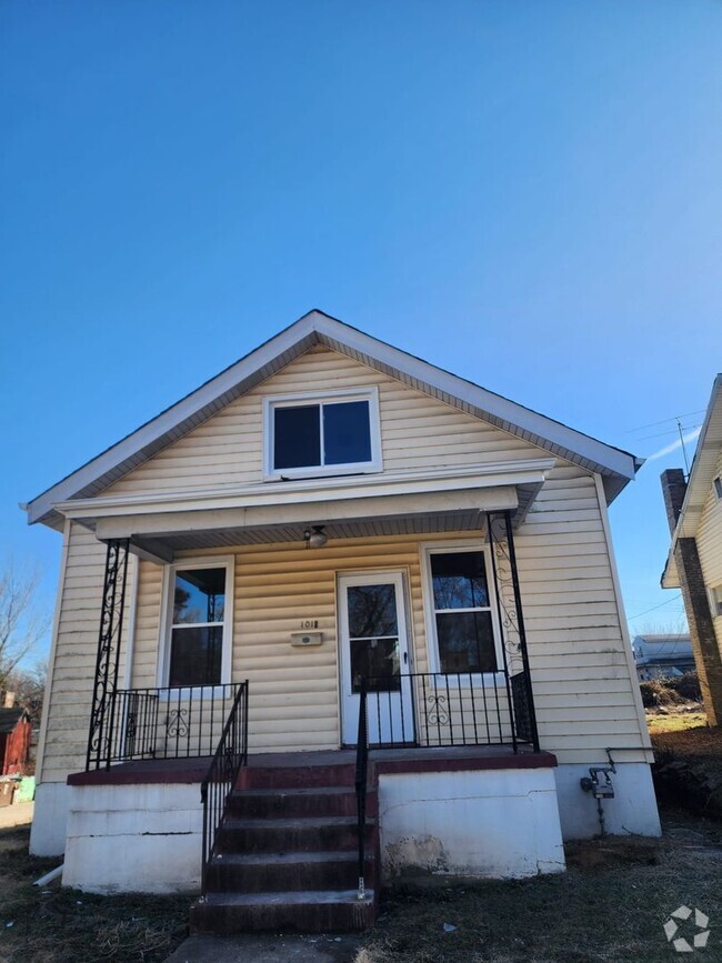 Building Photo - Spacious 4- Bedroom