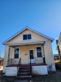 Building Photo - Spacious 4- Bedroom