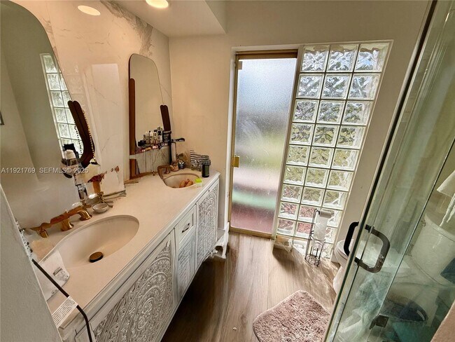 Building Photo - 5424 Van Buren St