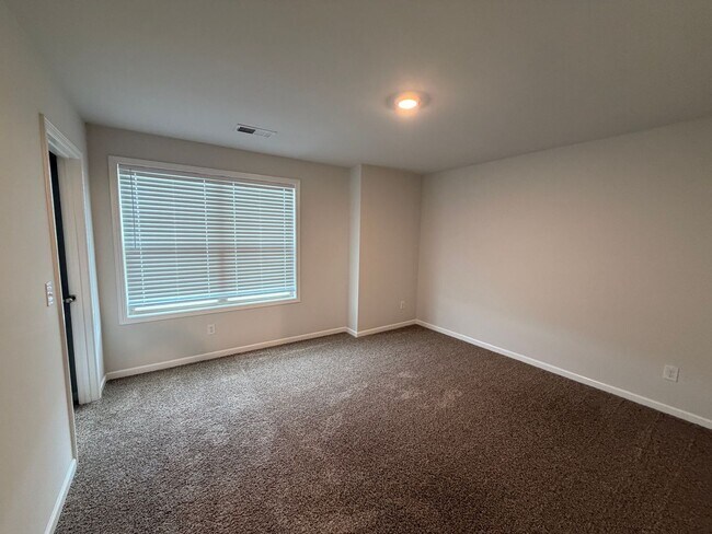 Building Photo - 1/2 Off First Month's Rent! Gorgeous 4 BR 2.5 Bath in Westlawn! Minutes from Veterans Parkway, Sh...