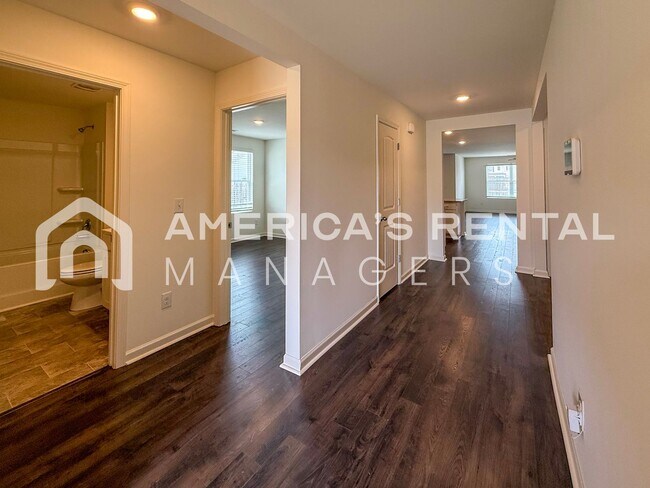 Building Photo - AVAILABLE NOW!!! Call today to schedule a showing!