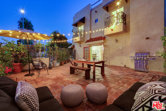 Large Private Patio - 1457 Centinela Ave