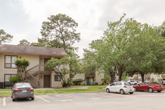 Building Photo - 15919 Golf Club Dr