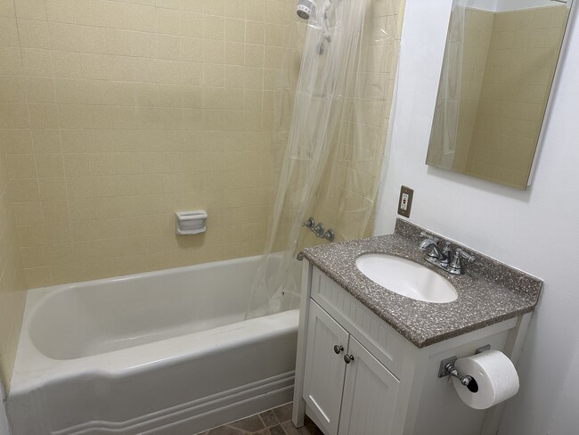 Building Photo - 2133 Glyndon Ave