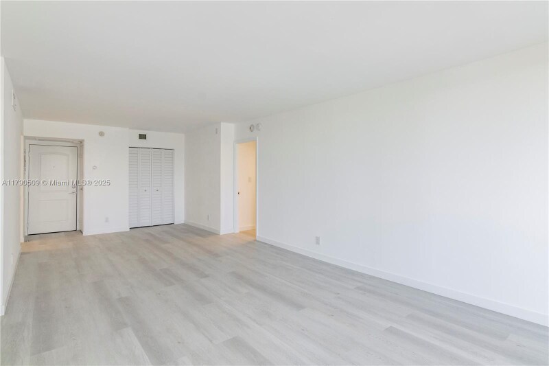 Building Photo - 100 Bayview Dr