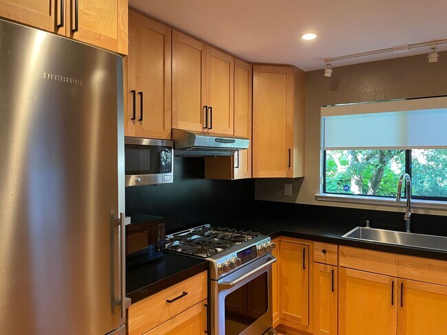 Building Photo - Beautiful End Unit Condo in Bennett Valley!