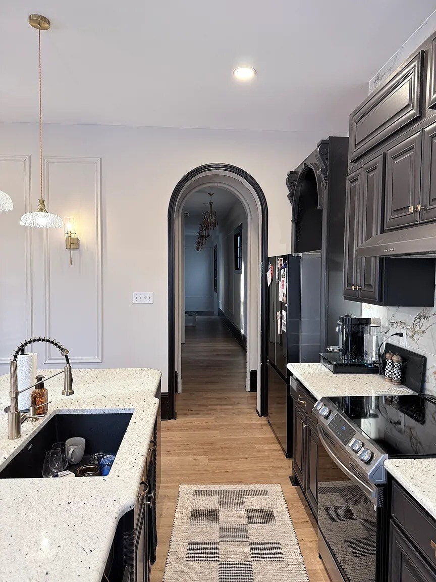 Building Photo - 230 W 6th St