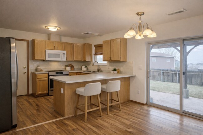 Building Photo - 4 bedroom, 3 bath, fully fenced, SOLOR PANELS-NO ELECTRIC BILL!