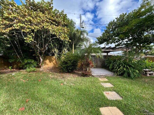 Building Photo - 5839 Daphne Dr